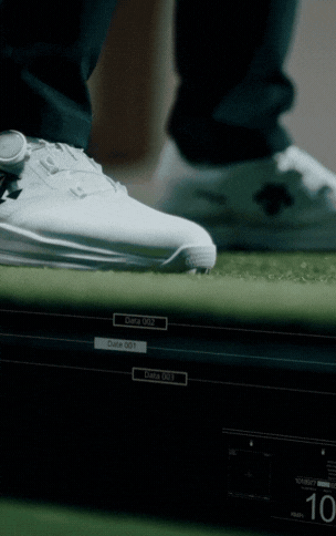 Moving floor beneath a golfer's feet